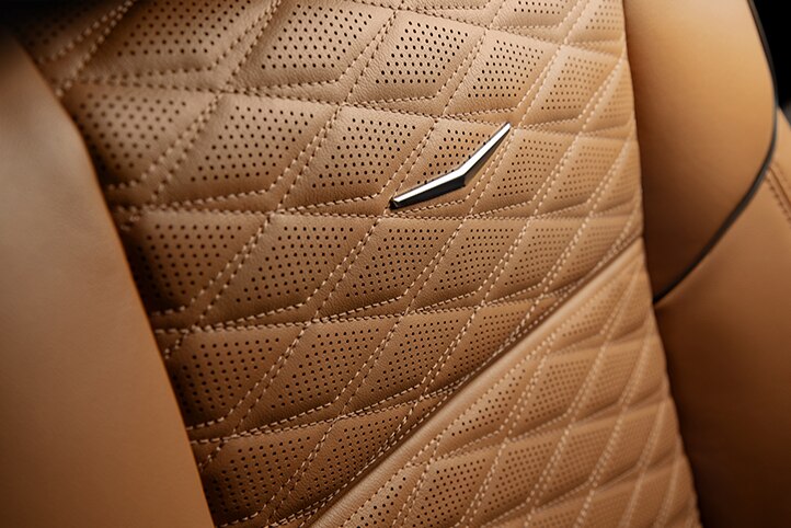 Diseño exclusivo de asientos con insertos plateados de Cadillac